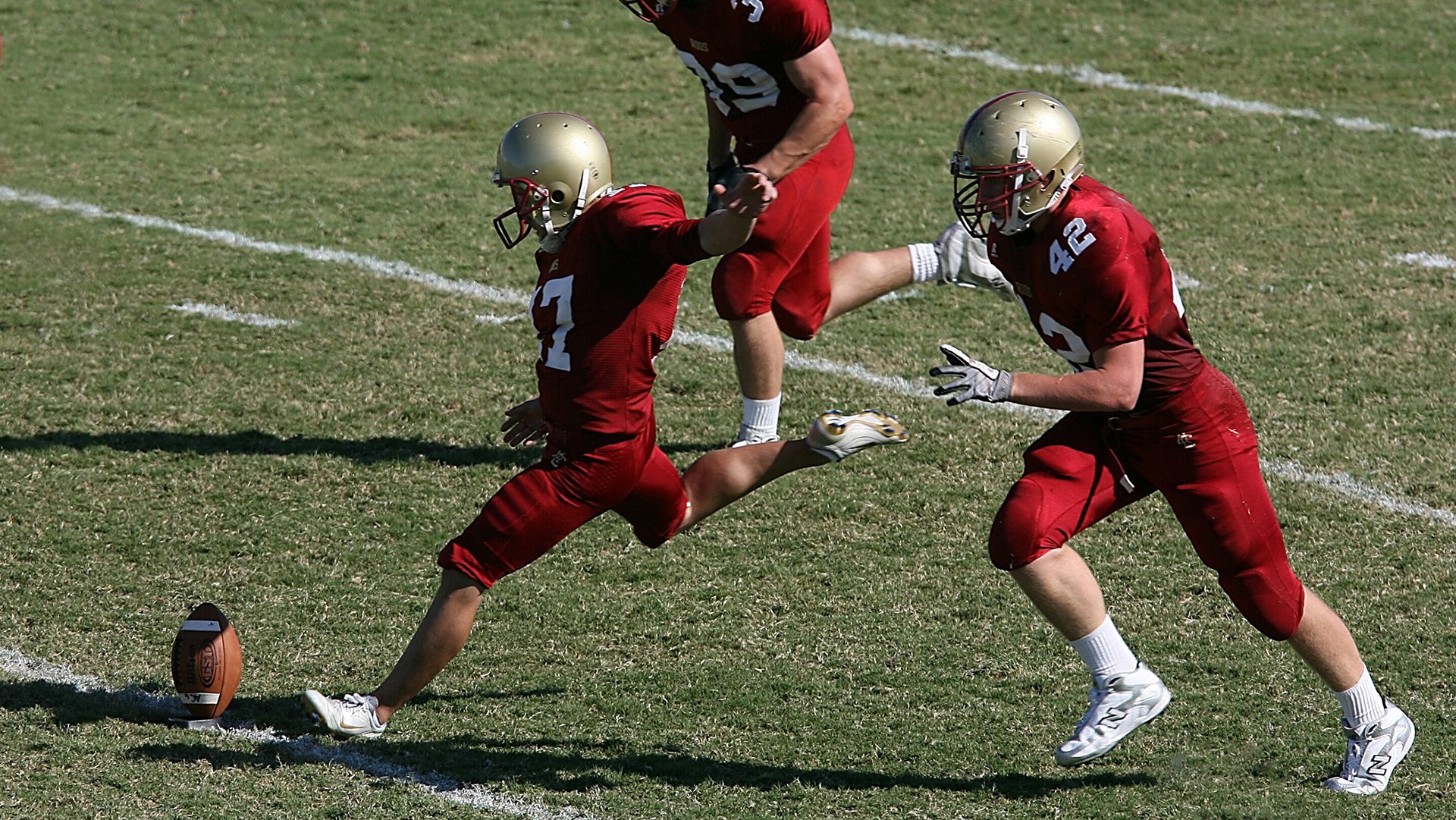 爱游戏电竞-以足球运动为载体的全民健身工程持续推进，普及率提升，以足球运动为主题的绘画